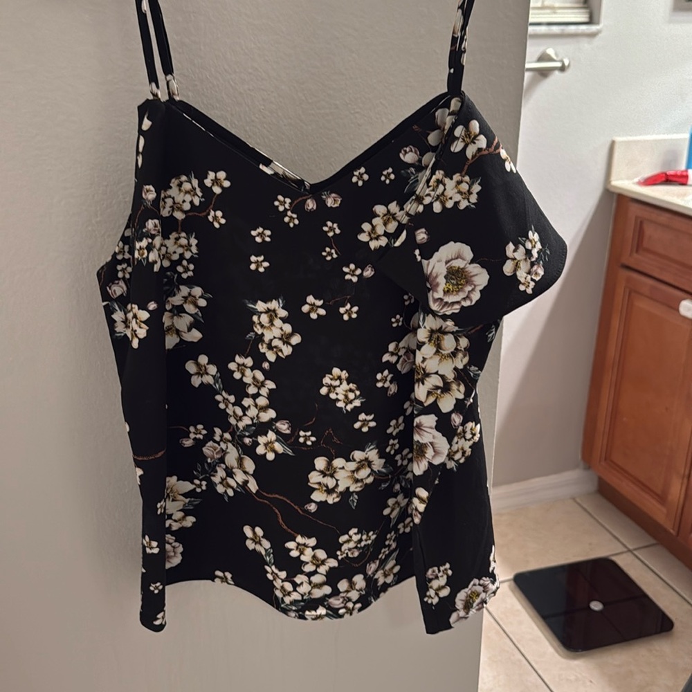 Forever 21 flower top size small black and white